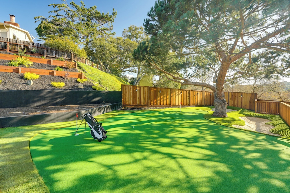 2 Mi to Beach: Home w/ Patio in Del Rey Oaks!