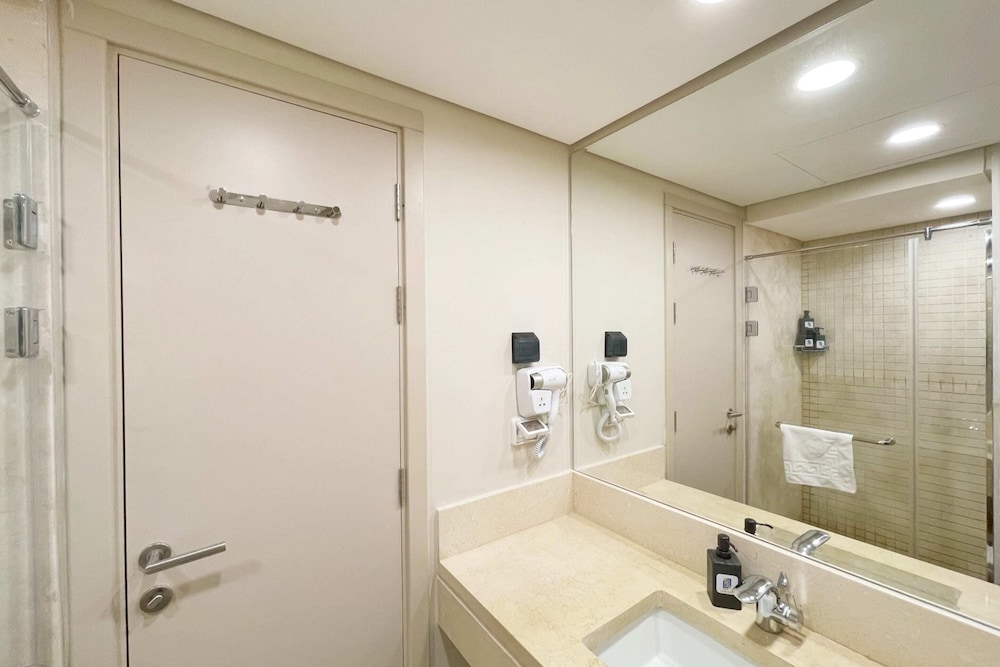 Xuru Stays I Homestyle 3BR Penthouse Pool & Beach View