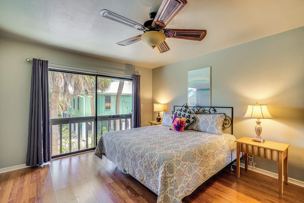 Walk to Sugar Sands: Retreat in Fort Myers Beach