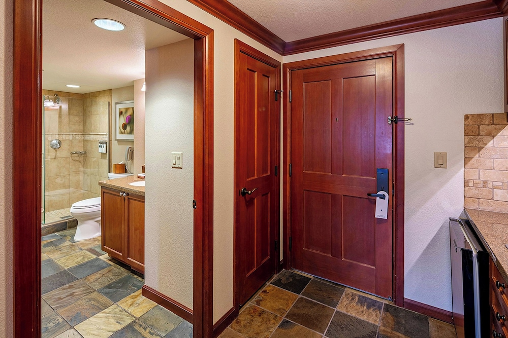 2BR Condo w/ Pool Access, Hot Tub, & ski In/out