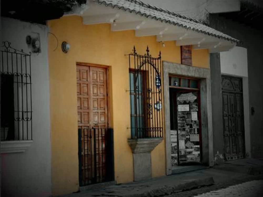 Yellow House - Hostel