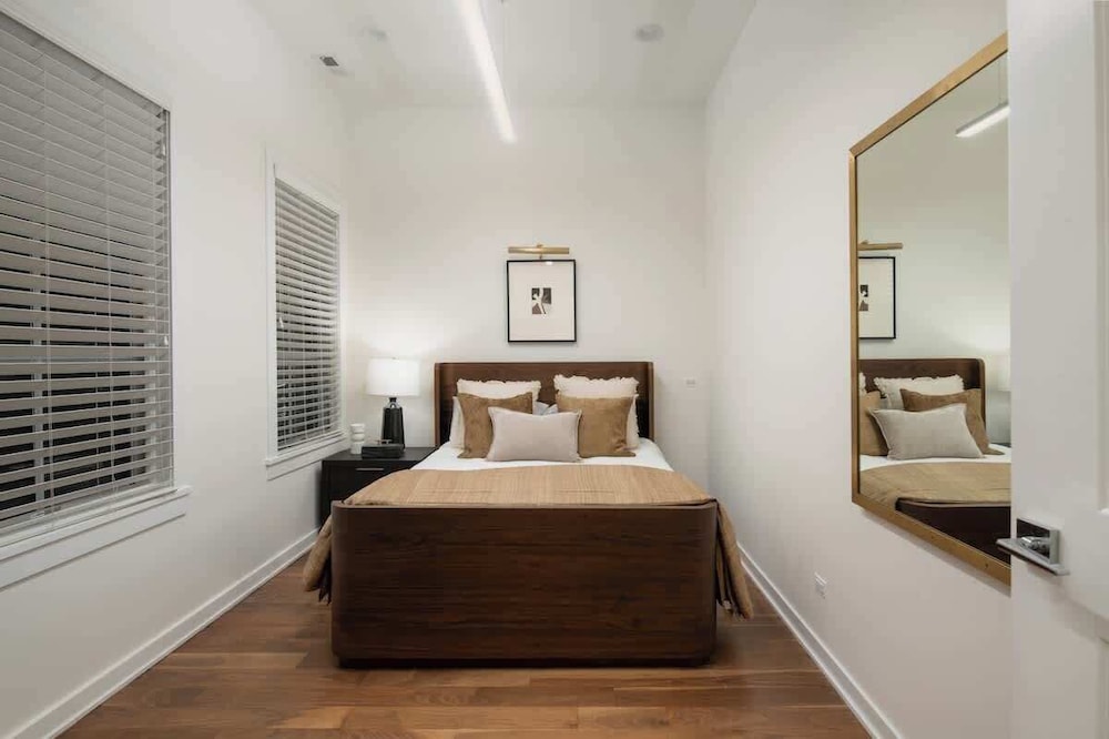 Luxury 4BD Gold Coast Penthouse With Deck Views