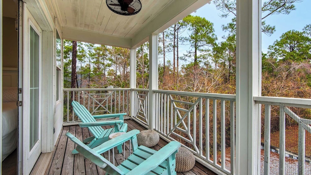 Best of Both Worlds: Pool, Golf Cart, Nearby Attractions & Steps to Beach!