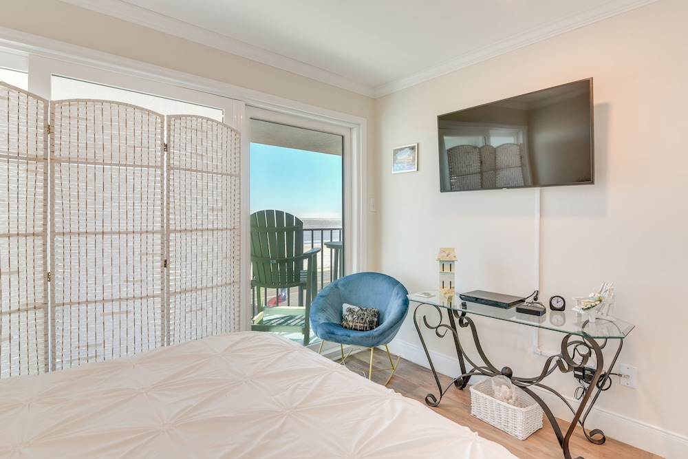 Galveston Beachfront Condo: Balcony & Pool Access!