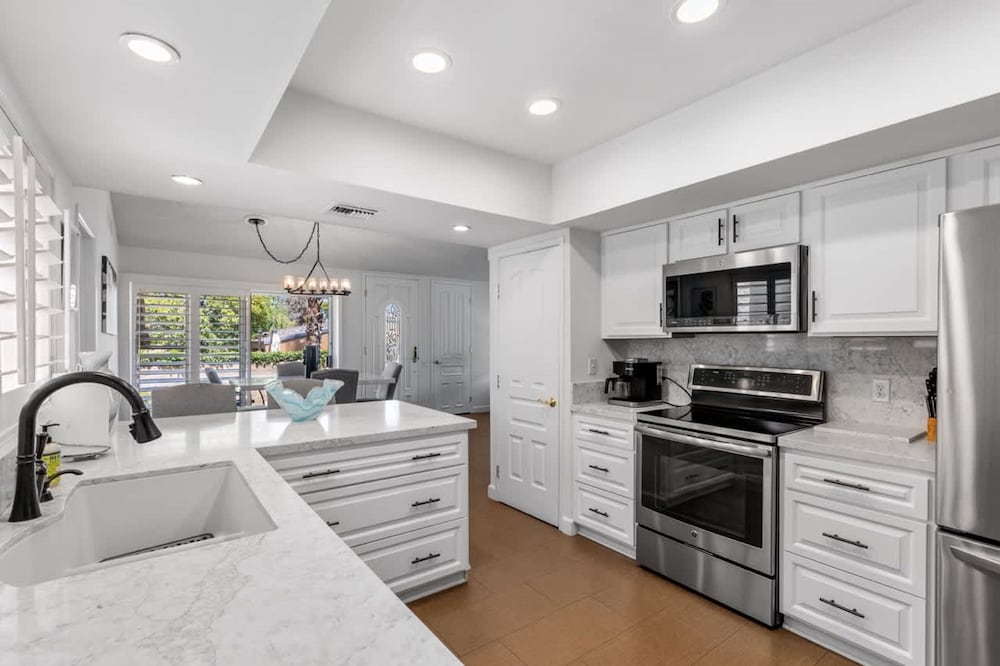 Desert Flower- Ironwood CC Condo Pool Spa