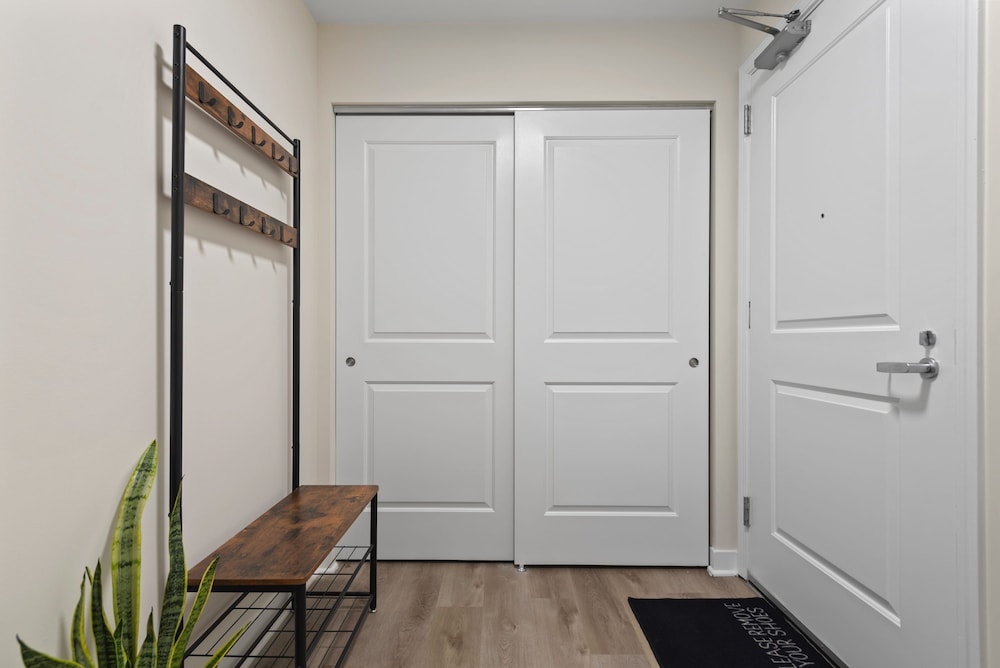 Near Riverwalk 2BR Private Balcony Downtown