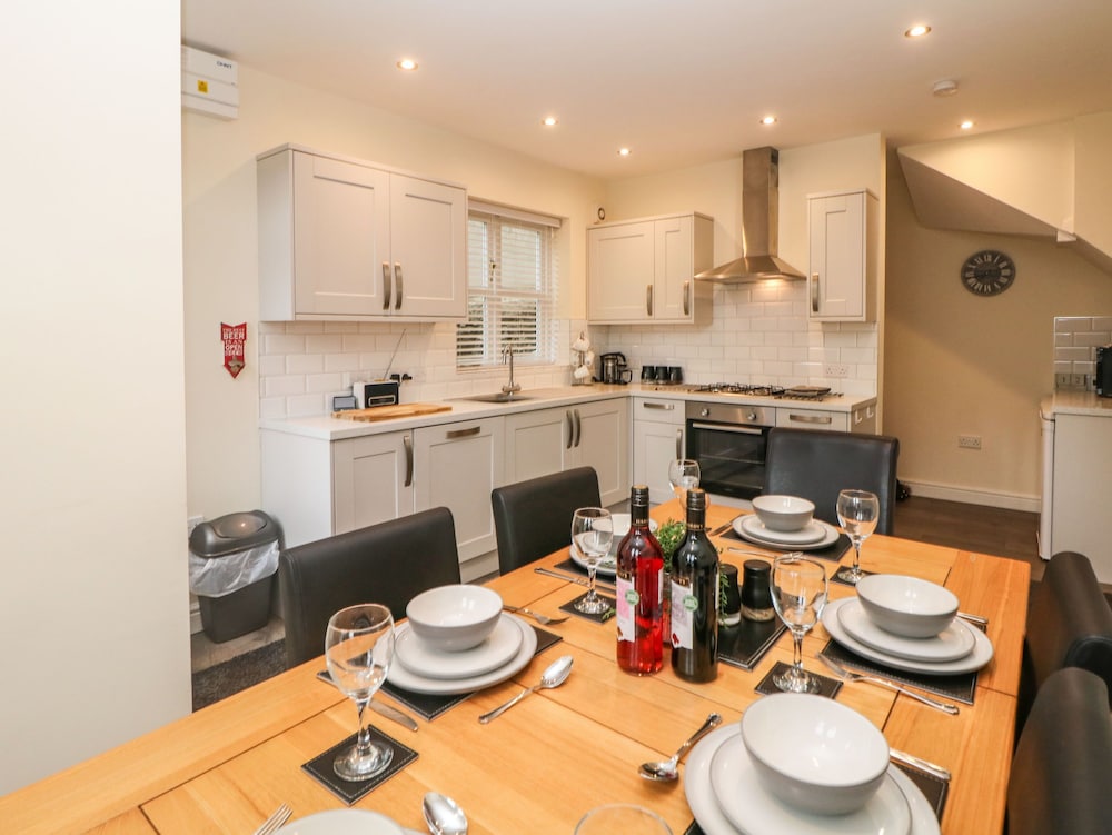 1 Knowleston House