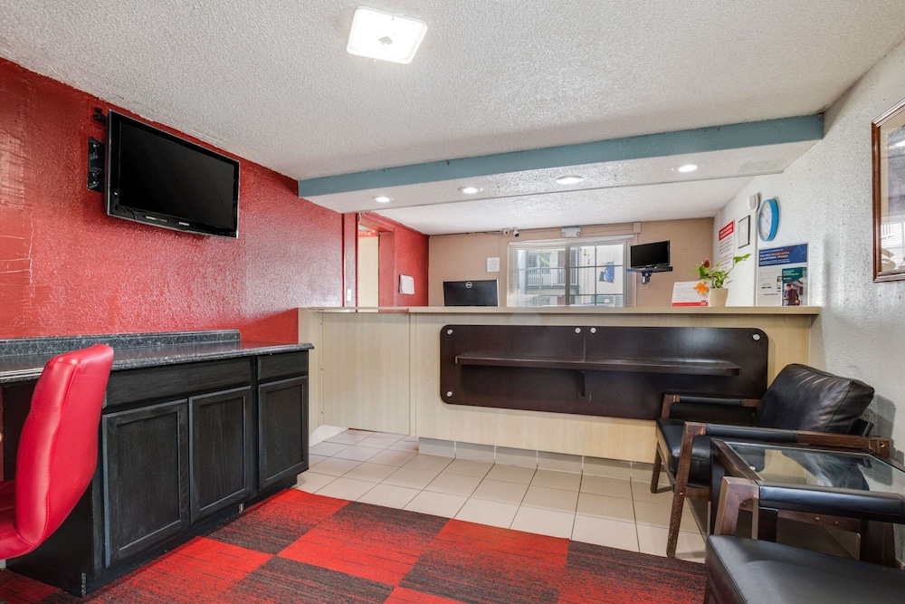 Econo Lodge Inn & Suites view 2