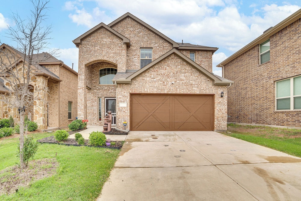 Walk to Lake Ray Hubbard: Spacious Family Home!