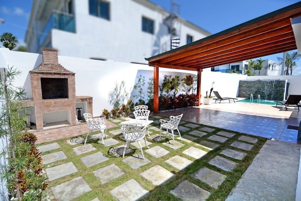 Modern House Pool AC WiFi