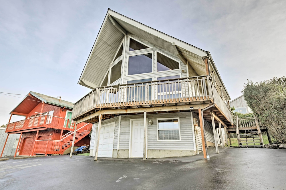 Logan Road Lookout, Lincoln City Home w/ Game Room view 2