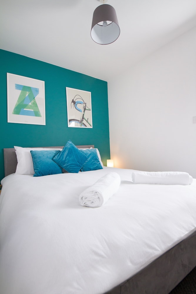 Short Stay Bristol - Mina B Apartment view 5