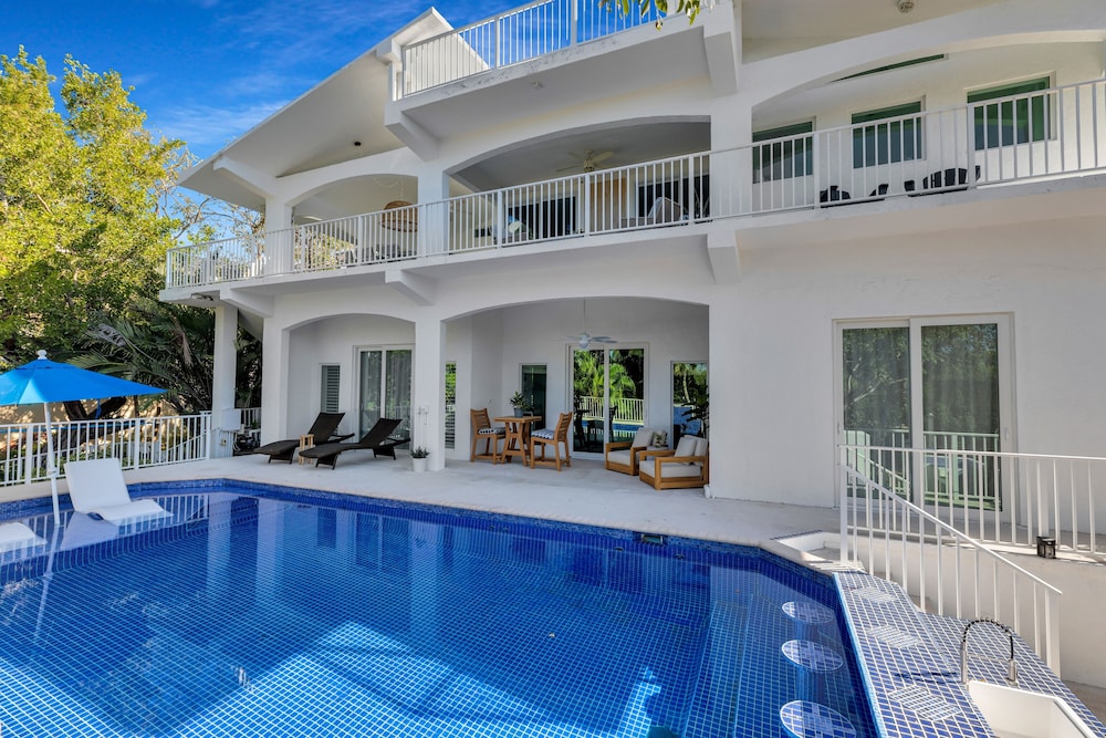 New Listing! Reel Joy Waterfront Luxe With Pool And Private Dock 4 Bedroom Home