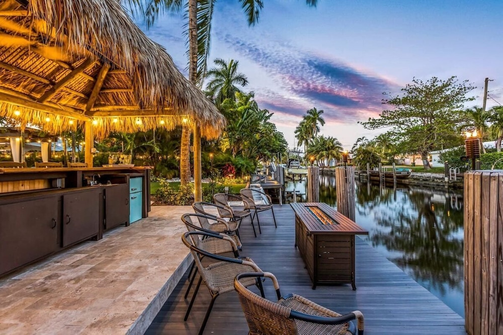 New Waterfront Oasis, Minutes to Beach, Eats, Shops