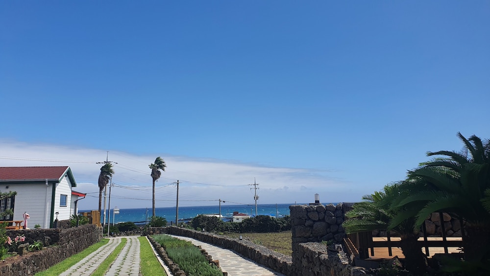 Jeju Cloudy Field House