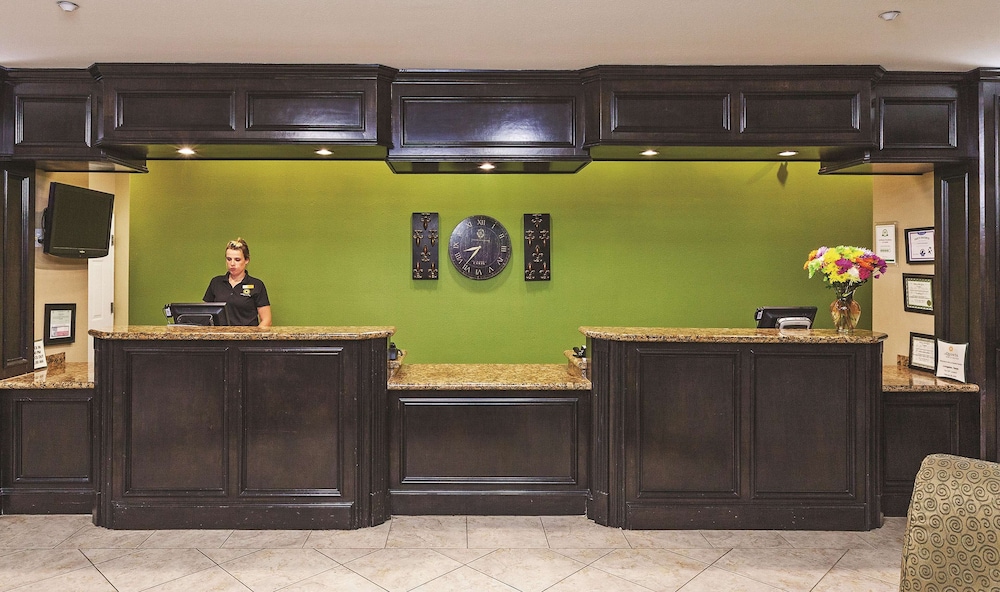 La Quinta Inn & Suites by Wyndham Livingston view 4