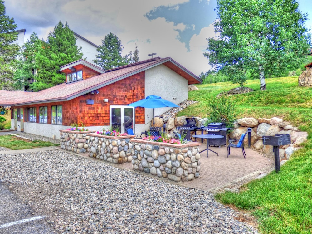 2 Level Unit w/ Pool Hot Tubs Private Deck