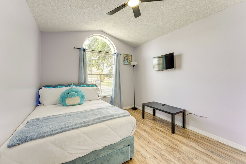 6 Mi to Disney World: Lake-view Retreat w/ Pool!