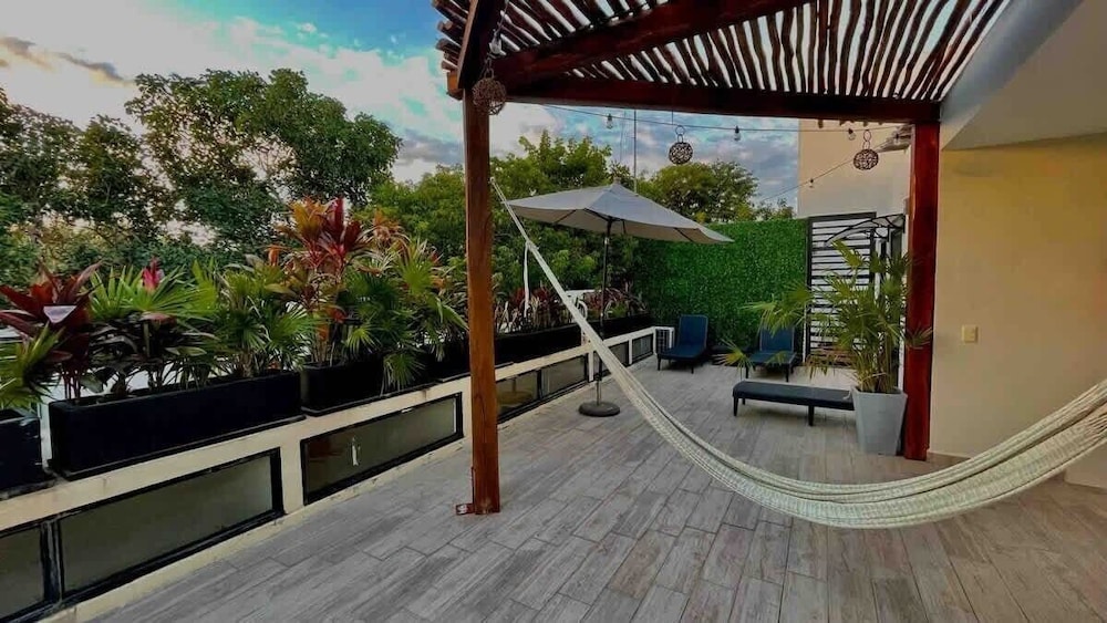 Spacious 1 BR With Great Location & Rooftop Pool by Waves Management