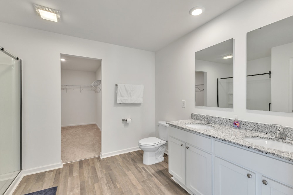5br Pet Friendly Retreat With Garage Parking 5 Bedroom Home