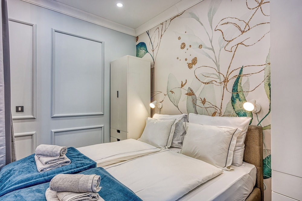 Boutique Downtown Studio with Balcony 1