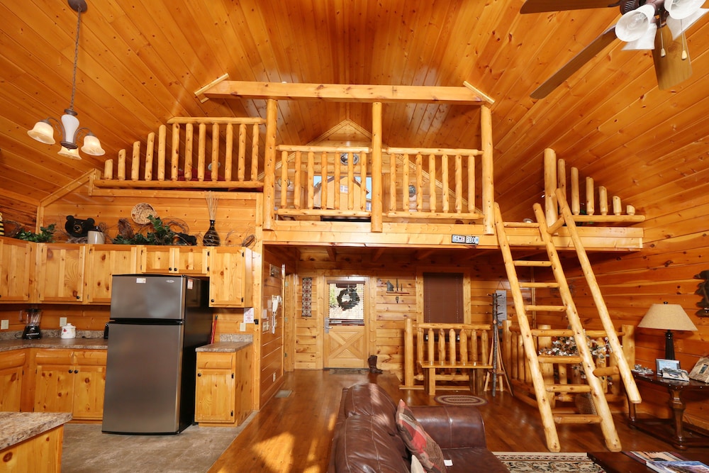 Howling Wolf - One Bedroom Cabin view 4