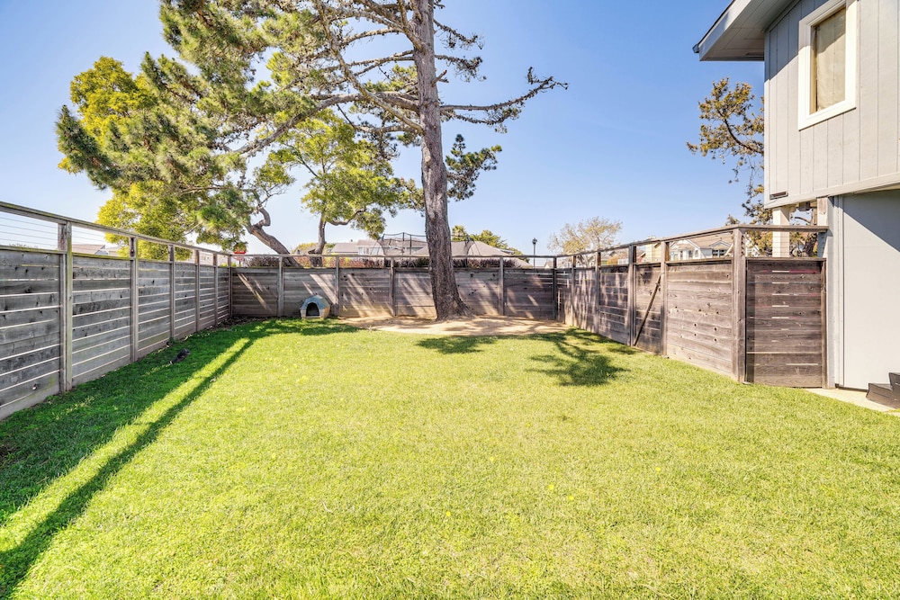 Walk to Poplar Beach: Cozy Coastal Getaway w/ Yard