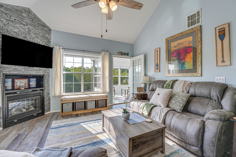 Updated Branson Condo w/ Lake Taneycomo Views!