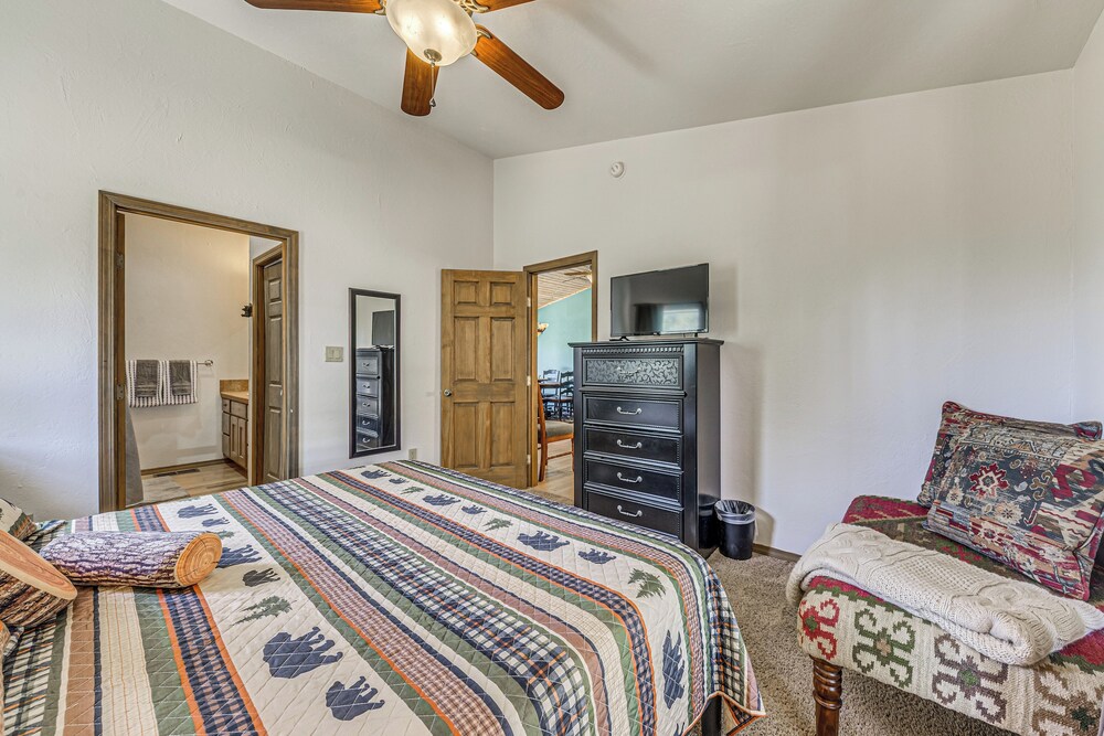 < 2 Mi to Midtown Ruidoso: Forest-view Sanctuary!