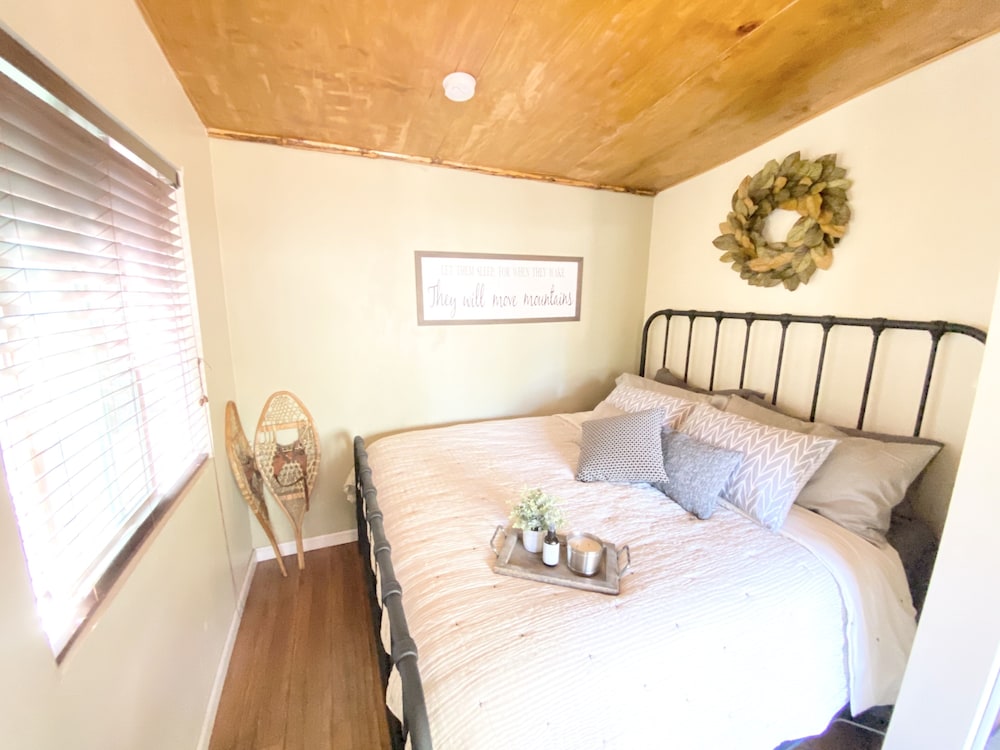 The Roca Getaway 2 Bedroom Cabin by Redawning view 4