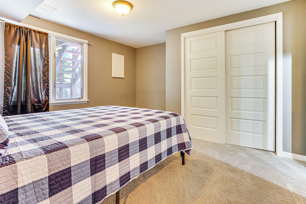 8 Mi to Central Minneapolis: Modern Home w/ Yard