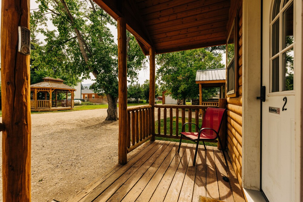 Rustic Ridge Cabins, Charming Retreat (3 Options!) view 4