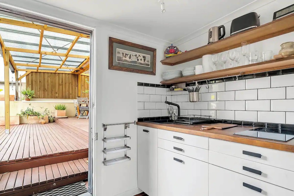 Cozy Apartment w/ Terrace Close to City Center