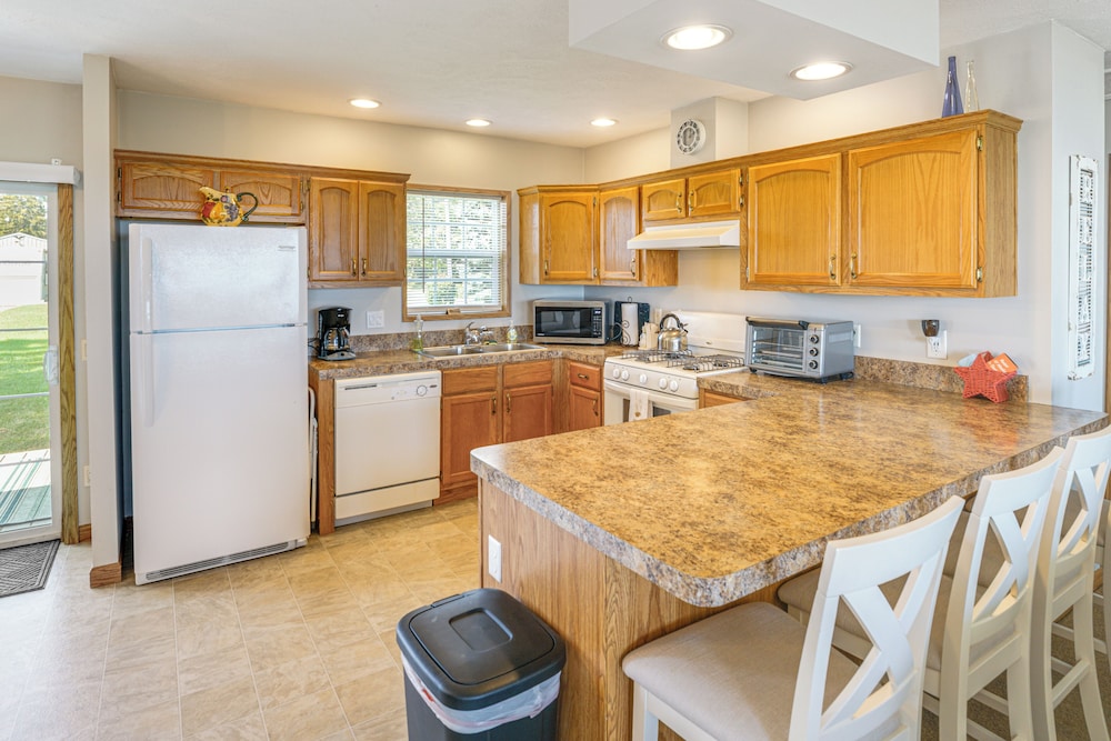 Lake & Lighthouse Views: Inviting Port Hope Home!