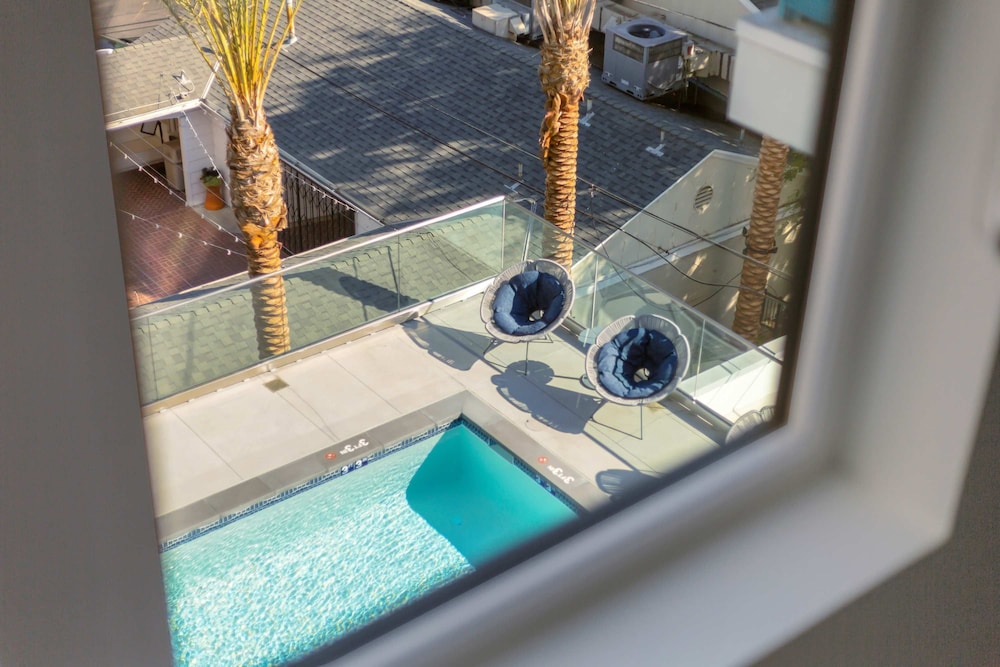 Luxury 2BR Hollywood Pool View by Oneluxstay