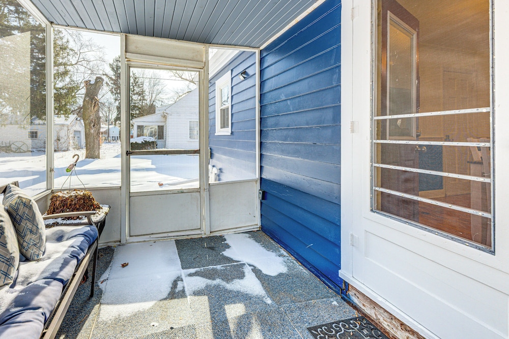3 Mi to Hospitals: Inviting Rockford Home w/ Yard!