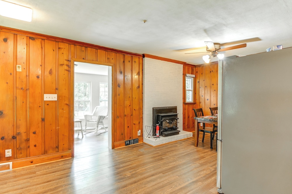 6 Mi to Uptown: Pet-friendly Home in Charlotte