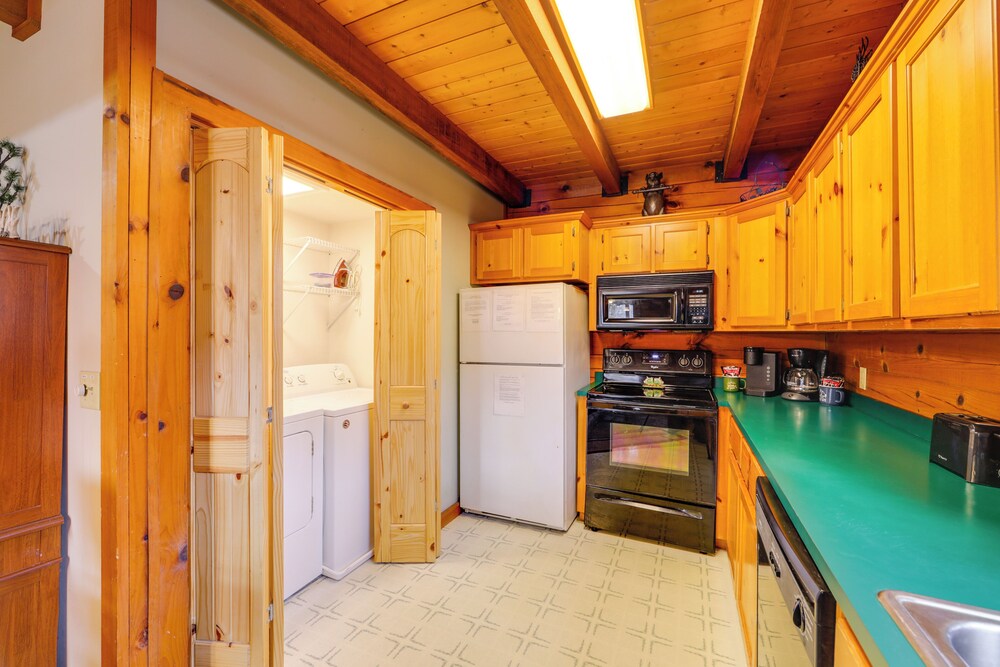 Family Log Cabin w/ Mtn Views, 2 Mi to Tube World!