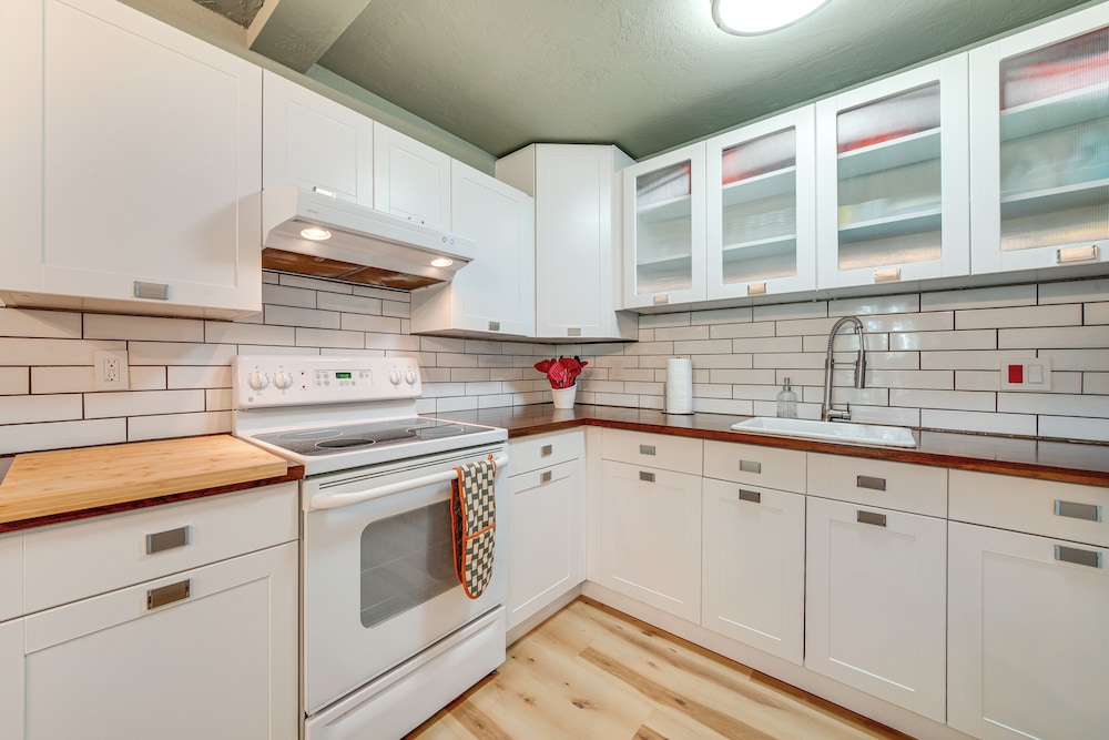 Modern Home Between Seattle, Tacoma & SEA Airport