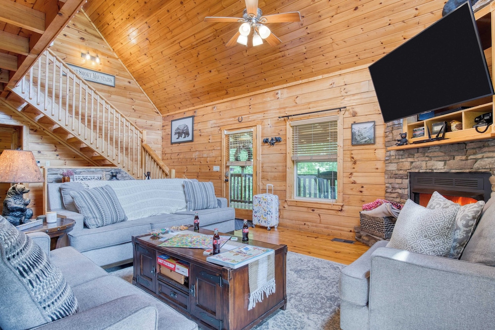 Triple Mountain View by Avantstay: Hot Tub, Game Room & Stunning Smoky Mountain Views