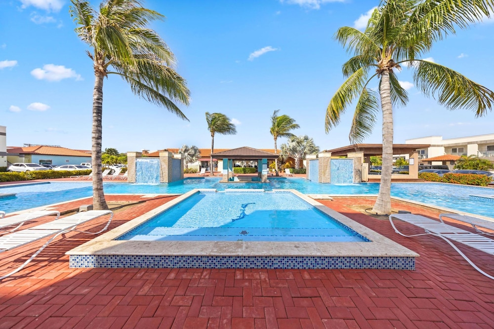 Cozy Bliss Condo w Pool Steps From Eagle Beach