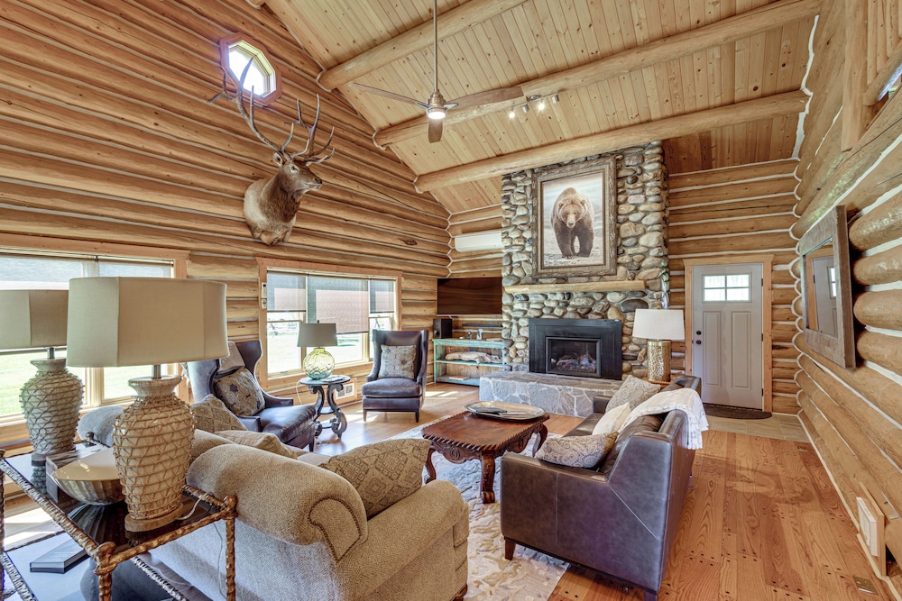 Remote Idaho Mountain Lodge w/ River Access! view 4