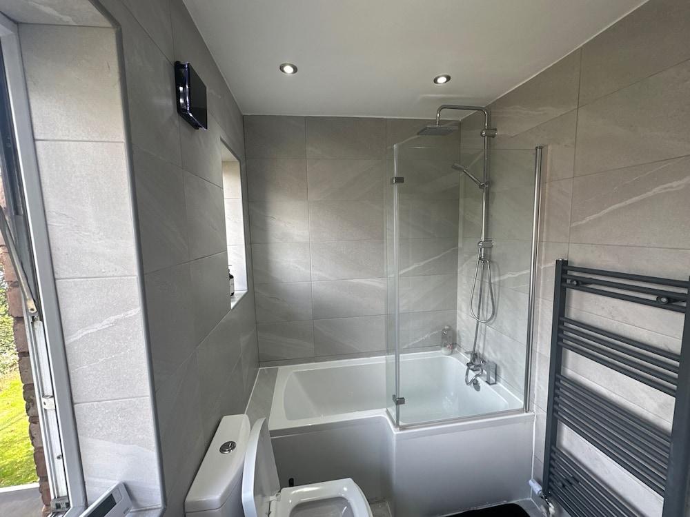 Airport House - Long Stays, Near Hospital!