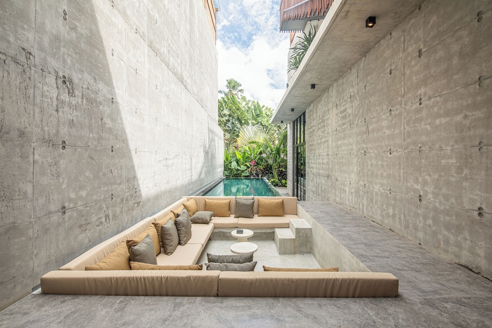 Modern 4BR Canggu Retreat Just 8mins to the Beach