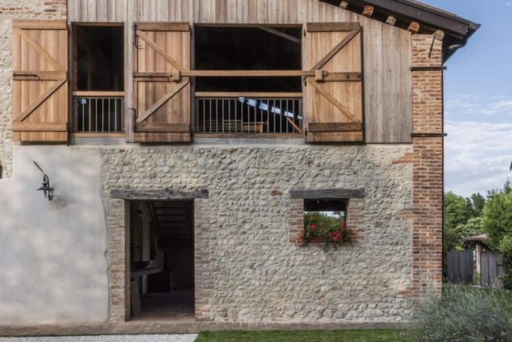 Modern Farmhouse in Pagnano Italy Near Forest view 4