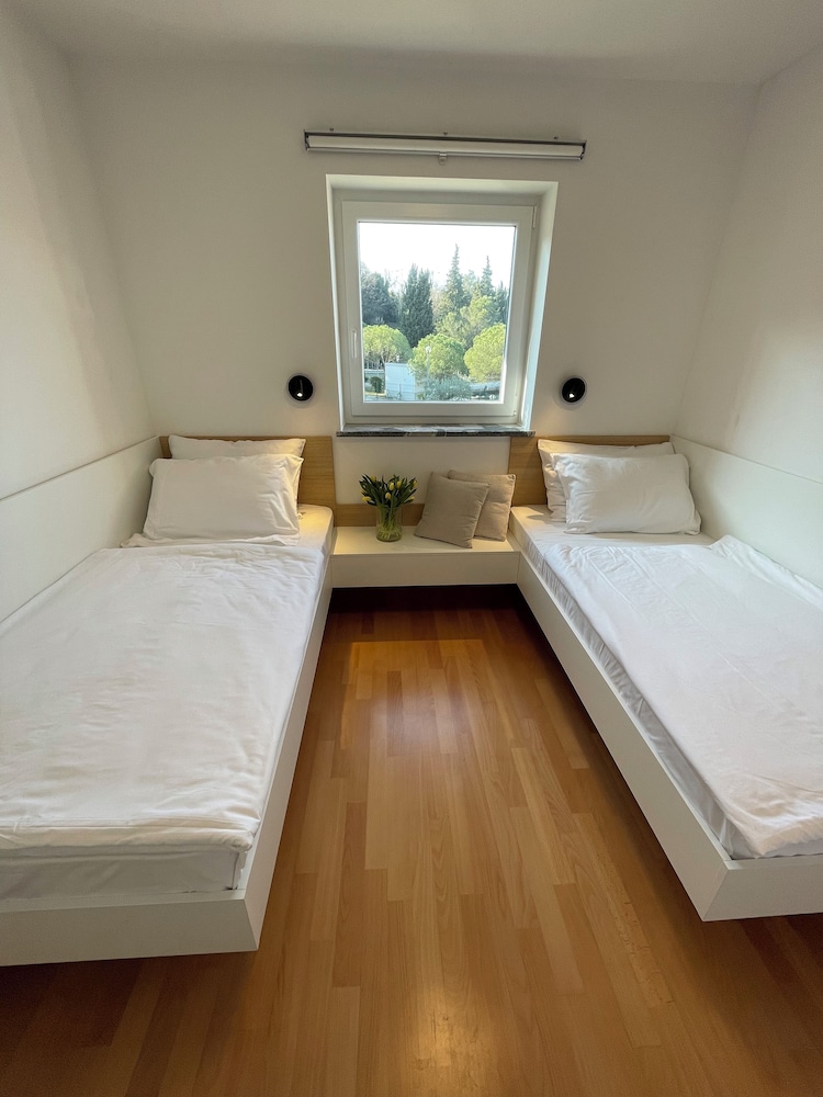 Premium levant 211 Marina Apartment view 2