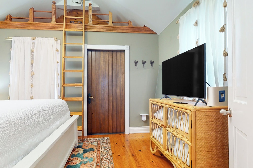 1BR Home - Colorful Cottage w/ AC, W & D, Dogs OK