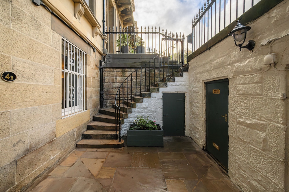 Elegant 3-Bedroom Flat in West End