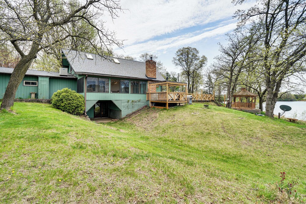'love Lake Retreat w/ Hot Tub in New Richmond!