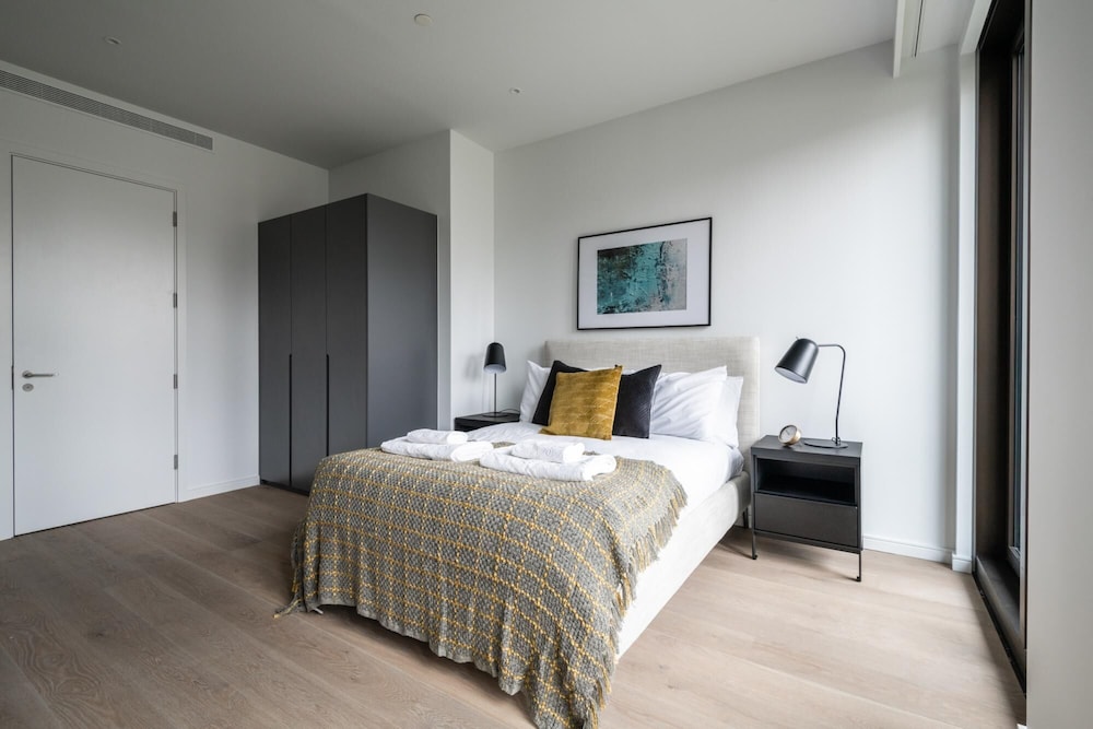 Stylish Studio Apartment With River Views in London s Bustling Docklands view 3